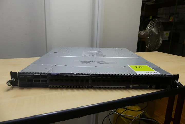Extreme Networks Netzwerk-Switch Modell: VSP 7400-48Y
